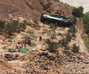 La fotografía publicada por el Departamento de Bomberos de Arequipa que muestra el accidente donde al menos 35 personas murieron cuando un autobús se desvió de una carretera de montaña y se sumergió en un barranco en la carretera Panamericana en el sur de Perú el 21 de febrero de 2018. Foto: Agencia AFP.