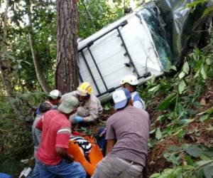 La mujer accidentada en Siguatepeque tuvo que ser rescatada pues presentaba fracturas en sus piernas. (Foto: Bomberos/ El Heraldo Honduras/ Noticias Honduras hoy)