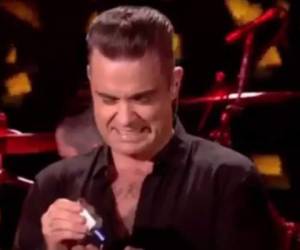 Robbie Williams está envuelto en la polémica después de ser captado por las cámaras en el momento justo cuando limpia sus manos con gel antibacterial, luego de que los saludara en un concierto para celebrar la llegada de 2017 (Foto: Mundo Hispánico/ El Heraldo Honduras/ Noticias de Honduras)