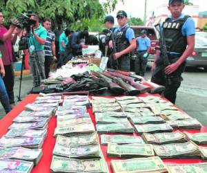 En El Progreso, Yoro, norte de Honduras, le fue decomisada una fuerte suma de dinero y armas a dos hermanos.