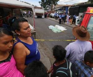 Los cuerpos de madre e hija quedaron tirados boca abajo sobre el pavimento.