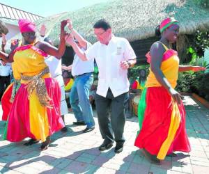 En el puerto de cruceros de Mahogany Bay, Taleb Rifai bailó punta con un grupo de danza garífuna.