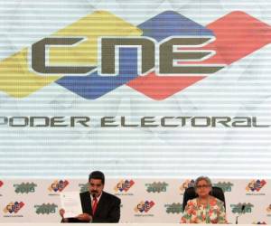 Nicolás Maduro, presidente de Venezuela, junto a la directora del Poder Electoral. Foto: Agencia AFP