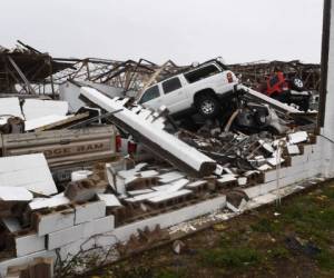 Varios vehículos fueron a impactar contra edificaciones por la fuerza presentada por el huracán Harvey. (Foto: El Heraldo Honduras/ Noticias de Honduras)