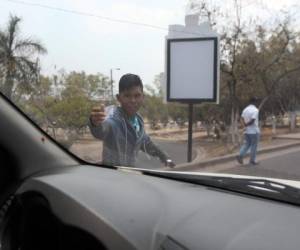 Los impulsadores se acercan a los vehículos que se encuentran en circulación para ofrecer los servicios.Foto: Emilio Flores /EL HERALDO
