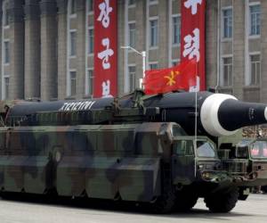 Un misil no identificado que los analistas creen que podría ser el norte de Corea Hwasong-12 se desfilan a través de Kim Il Sung Square en Pyongyang. La agencia oficial de noticias coreana dijo que el misil fue disparado el domingo.