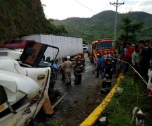 El vehículo pesado quedó completamente destruido tras el accidente.