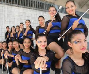 Las guapas chicas están completamente preparadas para representar dignamente al Instituto Central Vicente Cáceres.