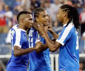 Stephane Abaul, de Martinica, Christof Jougon, y Antony Angely celebran la victoria del equipo por 2-0 sobre Nicaragua en un partido de fútbol de la Copa Oro de la CONCACAF el sábado.