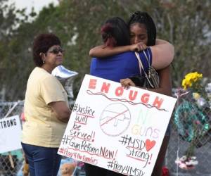 Ahora los llamados 'chicos de Parkland' organizan una 'Marcha por nuestras vidas' el 24 de marzo en Washington -inspirada en la 'Marcha de las mujeres' del año pasado-, que suma donaciones de George Clooney, Oprah Winfrey y Steven Spielberg, entre otros. Foto: AFP