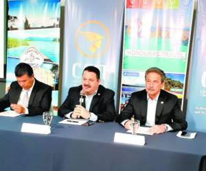 El director del Instituto de Turismo, Emilio Silvestri; el director ejecutivo de la CCIT, Rafael Medina; y el vicepresidente de Canaturh, Epaminondas Marinakys, durante la conferencia de prensa.