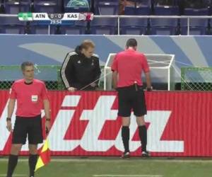 El árbitro Viktor Kassai al momento de observar la repetición en video (Foto: Captura de pantalla)