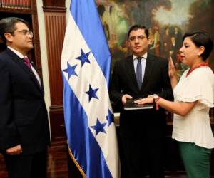 Christa Castro fue juramentada esta noche por el presidente Hernández como nueva ministra de Comunicaciones.