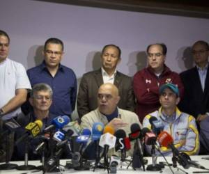 El secretario general de la MUD, Jesús Torrealba (centro); el diputado electo Henry Ramos Allup (izquierda), y el gobernador del Estado Miranda, Henrique Capriles (derecha) en una conferencia de prensa ofrecida este martes.