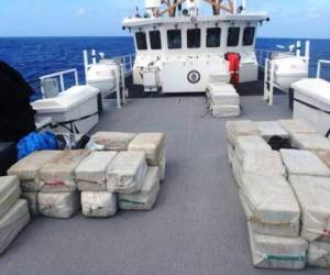 Las drogas fueron incautadas a lo largo de 26 días en 17 redadas distintas en aguas internacionales cercanas a las costas de América Central y del Sur, precisaron las autoridades.