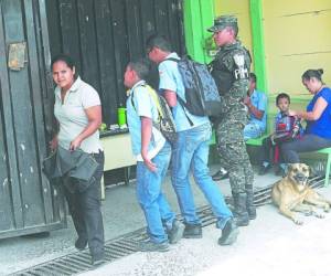 En diferentes centros educativos del país hay presencia de agentes de la Policía Militar del Orden Público (PMOP), especialmente en aquellos donde hay mayores niveles de violencia.