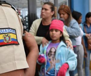 El gobierno de Lenín Moreno impuso el pasaporte la semana pasada y Perú replicó la medida que entrará en vigencia desde primeras horas de este sábado.