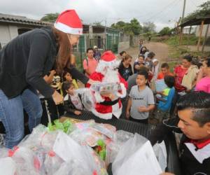 Los miembros del equipo de Metro fueron los ayudantes de San Nicolás en esta entrega.