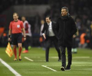 Barcelona's coach Luis Enrique looks on during the UEFA Champions League round of 16 first leg football match between Paris Saint-Germain and FC Barcelona on February 14, 2017 at the Parc des Princes stadium in Paris. / AFP PHOTO / CHRISTOPHE SIMON