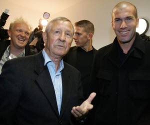 La leyenda francesa Raymond Kopa (en vida) junto al actual técnico del Real Madrid Zinedine Zidane (Foto: Agencia AFP)
