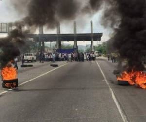 Al menos 100 de estudiantes fueron detenidos por la Policía Nacional por ocasionar disturbios en la zona norte de Honduras.