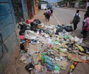 En el kínder Gabriela Mistral se reporta un serio problema de contaminación en uno de los portones de acceso.Foto :Johny Magallanes/ EL HERALDO