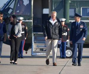 El presidente de los Estados Unidos, Donald Trump, y la primera dama Melania Trump, se dirigen a bordo de Air Force One antes de partir de la base de la Fuerza Aérea Andrews en Maryland en ruta a Puerto Rico el 3 de octubre de 2017. / AFP / MANDEL NGAN