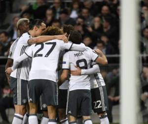 Los jugadores del Manchester United celebran el triunfo que los pone en los octavos de Europa League (Foto: Agencia AFP)