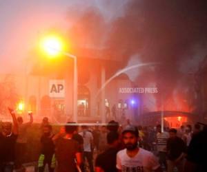 Manifestantes furiosos toman por asalto el consulado iraní en la ciudad sureña de Basora el viernes 7 de septiembre de 2017 y lo incendian.