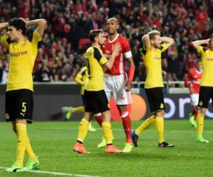 El defensa de Dortmund, Marc Bartra, reacciona y los compañeros de equipo reaccionan después de perder una oportunidad de gol durante el partido de ida de la UEFA Champions League, el partido de ida, el SL Benfica y el Borussia Dortmund en el estadio Luz de Lisboa.