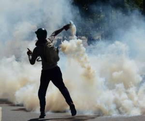 Activistas de la oposición protestan contra la recién inaugurada Asamblea Constituyente y el choque de la policía antidisturbios en Caracas el 4 de agosto de 2017. Foto: AFP