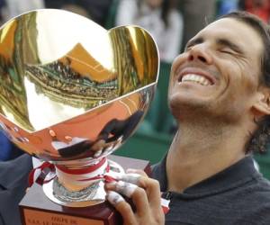 Rafael Nadal posa con su copa (Foto: Agencia AP)