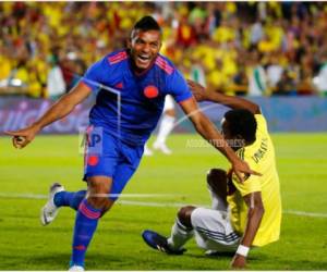 El colombiano Frank Fabra celebra anotar un gol durante un partido de exhibición en el estadio Nemesio Camacho en Bogotá, Colombia, el viernes 25 de mayo de 2018.