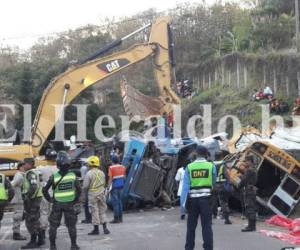 Equipos de socorro en la escena del fatal accidente que dejó más de una decena de muertos en la carretera al sur de Honduras.