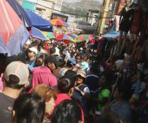 Miles de personas acuden a realizar sus compras en la zona comercial de Comayagüela, Policía redobla la seguridad en la zona. Foto: Efraín Salgado/EL HERALDO.