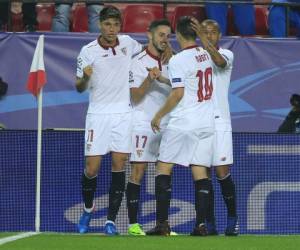 Los jugadores del Sevilla celebran su tanto ante el Leicester (Foto: Agencia AP)