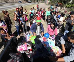 Muy felices, los niños acudieron a recibir un juguetito que les trajo EL HERALDO. Foto : Johny Magallanes /EL HERALDO .