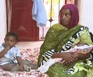 Meriam Yahia Ibrahim Ishag con sus hijos, una de ellos recién nacida.