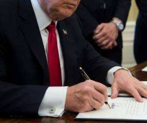 En su primera semana en la Casa Blanca Trump ha firmado varios decretos causando conmoción en el mundo (Foto: AFP/ El Heraldo Honduras/ Noticias de Honduras)