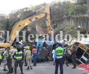 El choque entre la rastra y el bus de ruta urbano deja 24 muertos y más de 30 heridos (Foto: EL HERALDO)