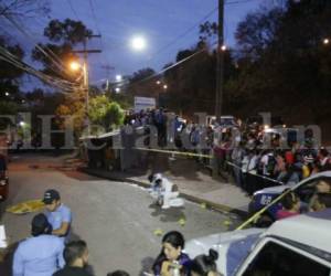 Agentes de la DPI realizan inspección en la escena del crimen en la colonia 21 de octubre (Foto: Alejandro Amador / El Heraldo Honduras/ Noticias de Honduras)