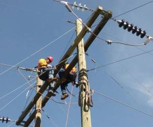 Cuadrillas de la EEH trabajan en una de las línes de energía eléctrica.