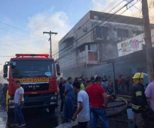 Los locales comerciales fueron arrasados por el fuego en pocos minutos. (Foto: RedInformativaH/ El Heraldo Honduras/ Noticias Honduras hoy)