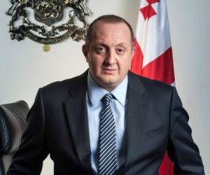 “Tengo el honor de dirigirme a su excelencia para extenderle mis más sinceras felicitaciones, con ocasión de su reelección como Presidente de la República de Honduras”, afirma Giorgi Margvelashvili.