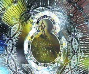 La imagen de la Virgen de Suyapa lució su traje de gala desde lo alto de la Basílica Menor.