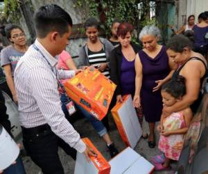 La ayuda fue trasladada hasta la colonia Rivas de Comayagüela. Foto: Marvin Salgado /EL HERALDO