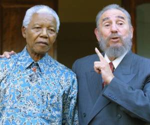 El 02 de septiembre de 2001, el presidente cubano Fidel Castro expresó su alegría al conocer al ex presidente sudafricano Nelson Mandela en la oficina de Mandela en Johannesburgo. (Foto: AFP/ El Heraldo Honduras / Noticias El Heraldo / Ultimas Noticias Honduras)