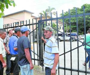 Los familiares de las víctimas llegaron a la morgue de San Pedro Sula a reclamar los cadáveres para trasladarlos a Las Vegas, Santa Bárbara.