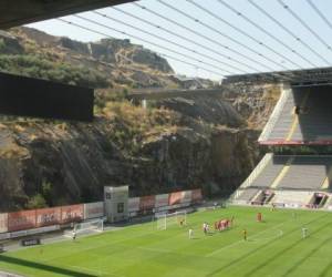 El deporte posee las mismas reglas en todo el mundo pero no siempre se juega bajo las mismas condiciones. Hay complejos deportivos que van más allá de lo tradicional. Conozcamos algunos de los estadios que siguen dando mucho de qué hablar.