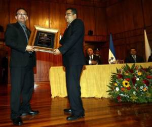 De manos del presidente del Colegio de Periodistas de Honduras, Carlos Mauricio Flores recibió el premio Álvaro Contreras, foto: Alex Pérez/El Heraldo.